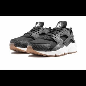 Nike Hurache Snakeskin Black & White Trendy Shoes